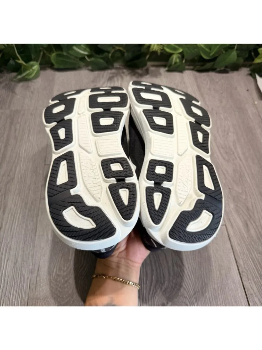 Hoka One One Bondi 9 Women's 7 B Running Shoes Black White High Cushioned